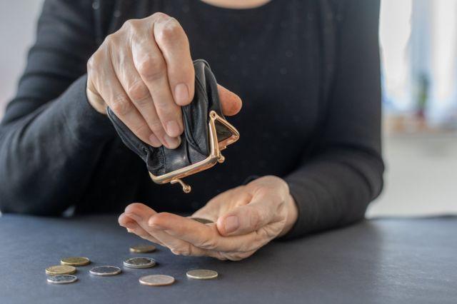 سيدة تحصي ما تبقى لديها من نقود