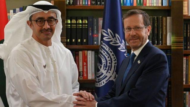 الرئيس الإسرائيلي يصافح الشيخ عبد الله بن زايد في مكتبه بتل أبيب