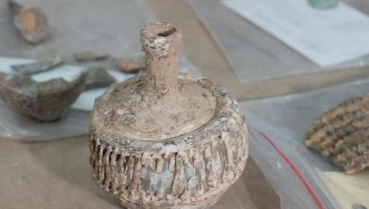 (الوطني للثقافة): اكتشاف قطع فخارية بكتابات سريانية ودلائل تعود للفترتين الأموية والعباسية وسط (فيلكا)