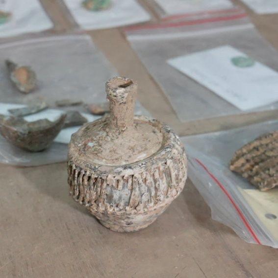 (الوطني للثقافة): اكتشاف قطع فخارية بكتابات سريانية ودلائل تعود للفترتين الأموية والعباسية وسط (فيلكا)